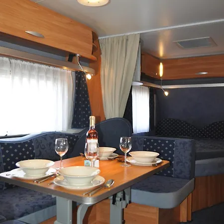 Campingplads Nowoczesne Przyczepy Kempingowe Royal-camp Chałupy