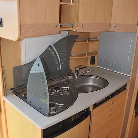 Campingplads Nowoczesne Przyczepy Kempingowe Royal-camp Chałupy