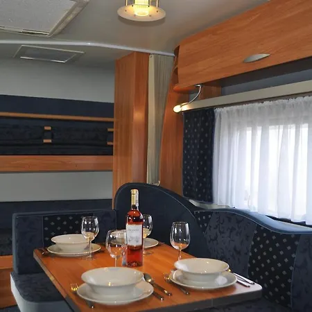 Campingplads Nowoczesne Przyczepy Kempingowe Royal-camp Chałupy