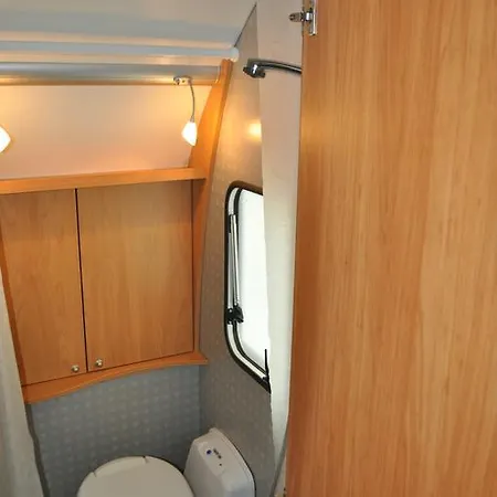 Campingplads Nowoczesne Przyczepy Kempingowe Royal-camp Chałupy