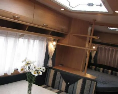 Campingplads Nowoczesne Przyczepy Kempingowe Royal-camp Chałupy