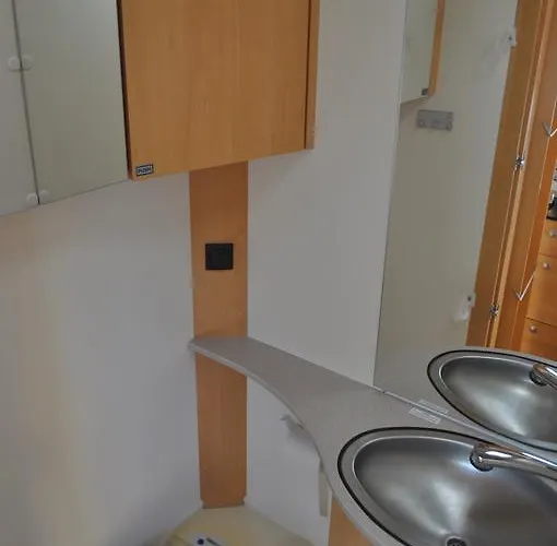 Kemping Nowoczesne Przyczepy Kempingowe Royal-camp Chałupy